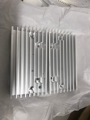 找产品：散热器（如图）